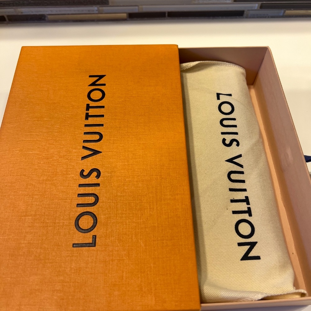 Louis Vuitton Blue Wallet with Iconic LV Logo - Picture 15 of 16